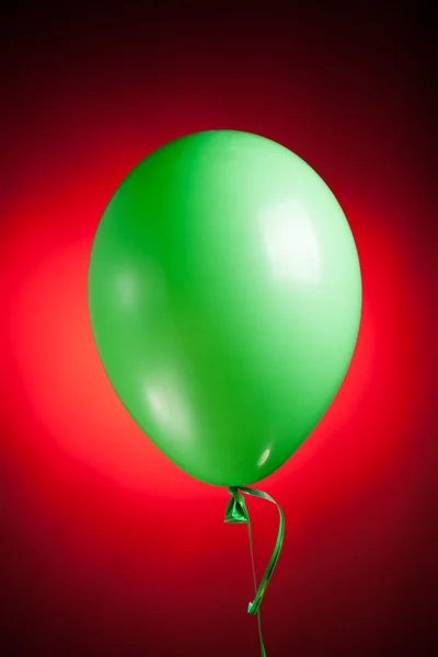 Праздничный зелёный воздушный шар — стоковое фото