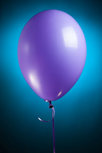 Feestelijke paarse luchtballon — Stockfoto