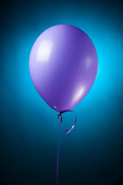 Feestelijke paarse luchtballon — Stockfoto