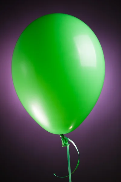 Uroczysty zielony balon — Zdjęcie stockowe