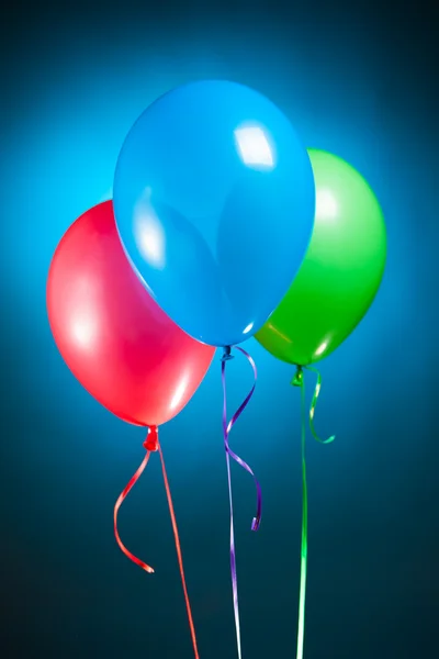 Праздничные многоцветные воздушные шары из регби — стоковое фото