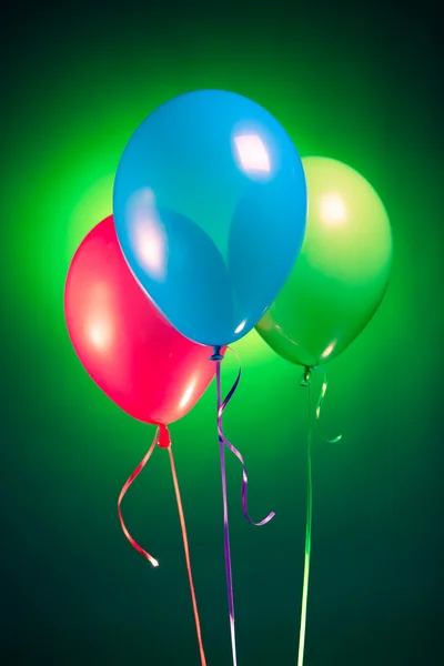 Праздничные многоцветные воздушные шары из регби — стоковое фото