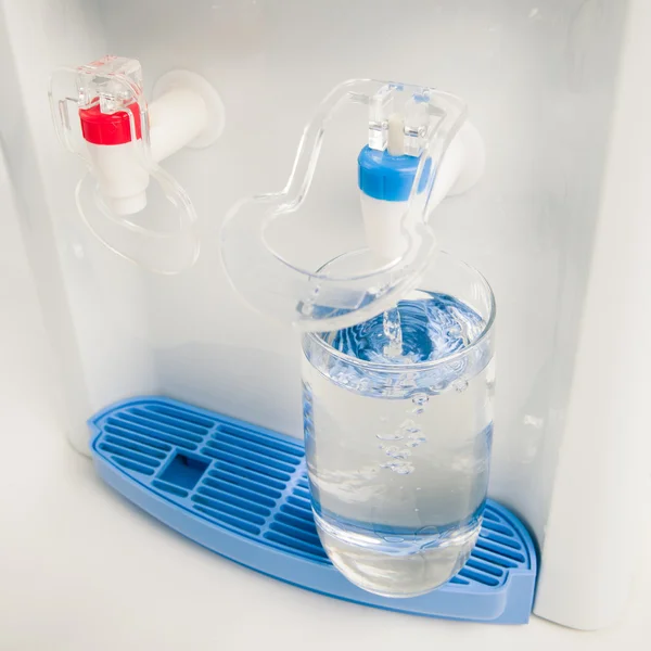Nalanie szklanki wody — Zdjęcie stockowe