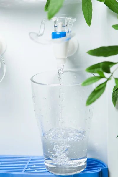 Derramando um copo de água — Fotografia de Stock