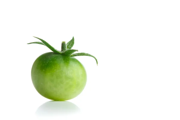 Tomate verde inmaduro aislado con espacio de copia — Foto de Stock