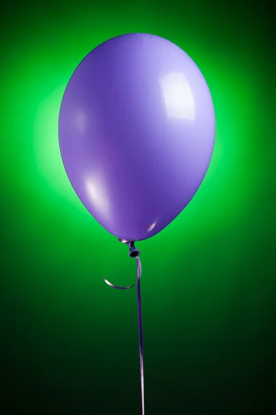 Slavnostní fialový balónek — Stock fotografie