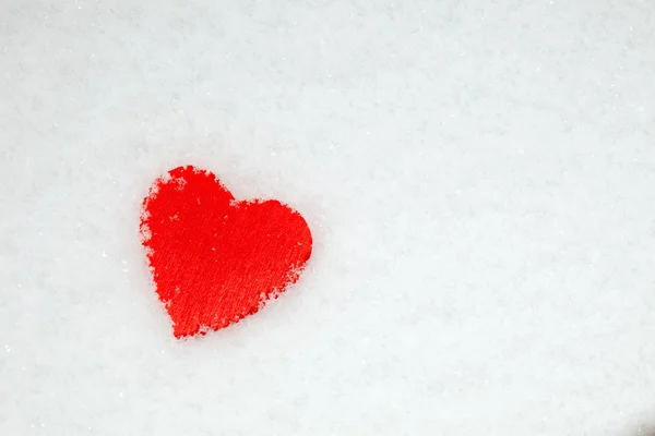 눈 위의 붉은 심장 — 스톡 사진