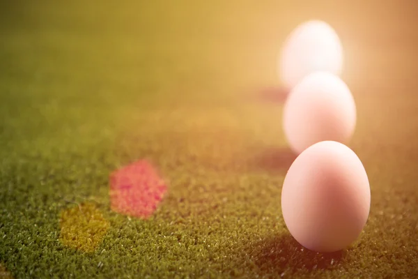 Húsvéti képeslap fényes háttéren tojással — Stock Fotó