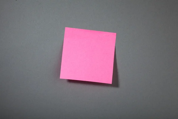 회색 벽에 핑크 스티커 종이 — 스톡 사진