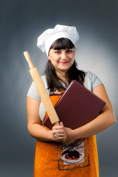 Usmívající se žena vařit — Stock fotografie