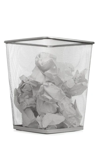 Lata de lixo de escritório com papel amassado — Fotografia de Stock