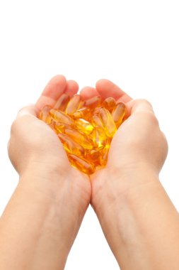 Balık Omega-3 yağ yağı kapsülleri tutan eller