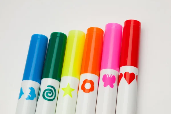 Färg pennor på vit — Stockfoto