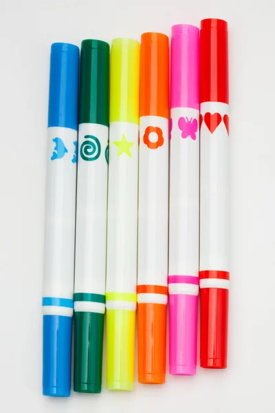 Цветные ручки на белом — стоковое фото