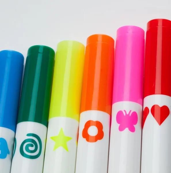 Цветные ручки на белом — стоковое фото