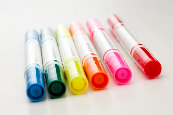 Färg pennor på vit — Stockfoto