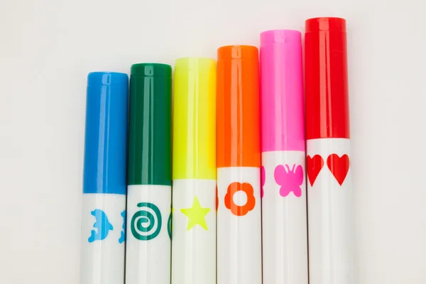 Penne a colori su bianco — Foto Stock