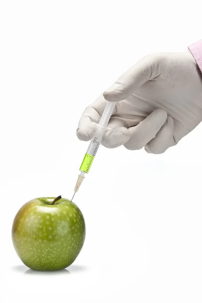 Injectar um fluido numa maçã . — Fotografia de Stock