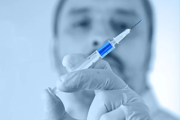 Doctor holding a syringe. — Stock Photo, Image