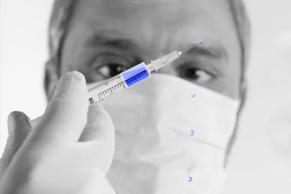 Scientist preparing a syringe. — Stock Photo, Image