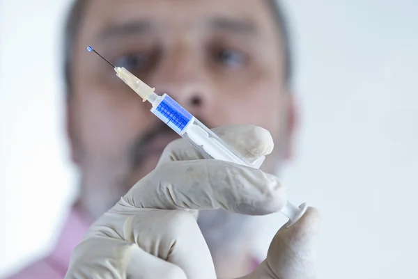 Scientist preparing a syringe. — Stock Photo, Image