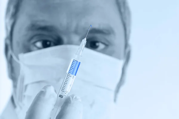 Doctor holding a syringe. — Stock Photo, Image