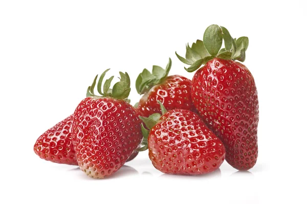 Erdbeeren über Weiß — Stockfoto