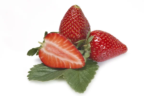 Erdbeeren und eine Hälfte. — Stockfoto