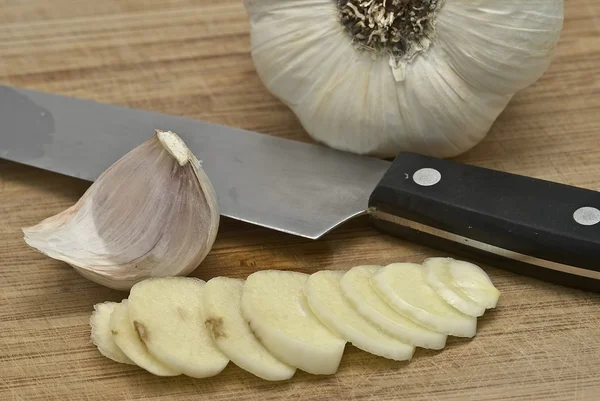 Garlic on the cutting table. — Stock Photo, Image
