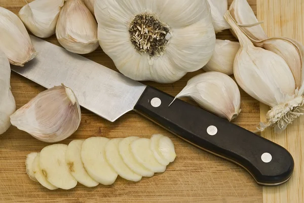 Garlic on the cutting table. — Stock Photo, Image