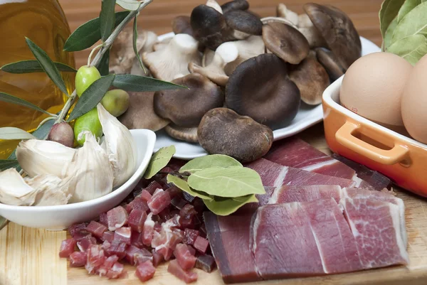 Mushrooms, eggs, ham and olive oil to cook. — Stock Photo, Image
