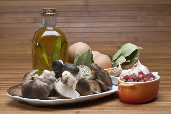 Setas, huevos, jamón y aceite de oliva para cocinar . —  Fotos de Stock