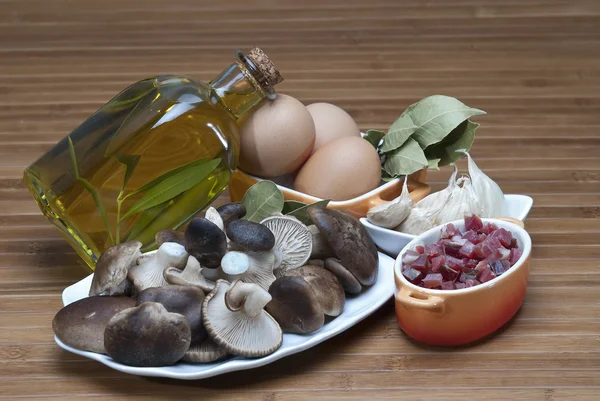 Paddestoelen, eieren, ham en olijven olie om te koken. — Stockfoto