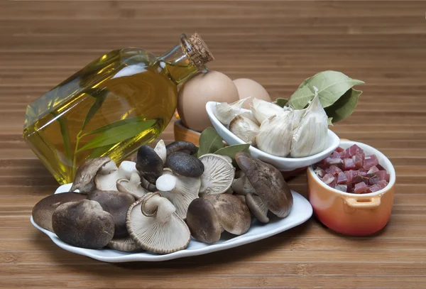 Paddestoelen, eieren, ham en olijven olie om te koken. — Stockfoto