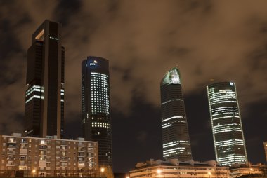 dört towers iş alanı.