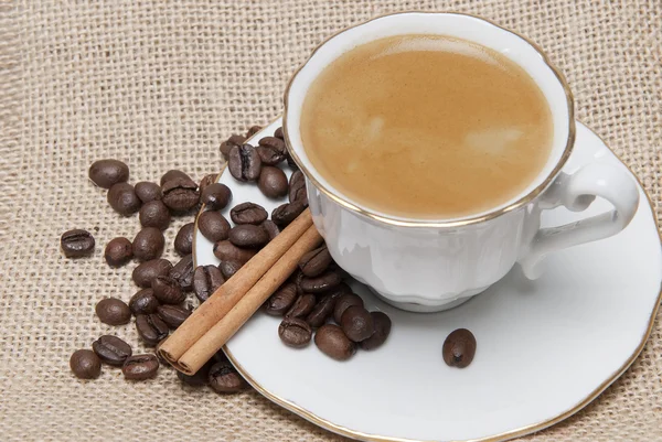 Una taza de café en una arpillera . — Foto de Stock