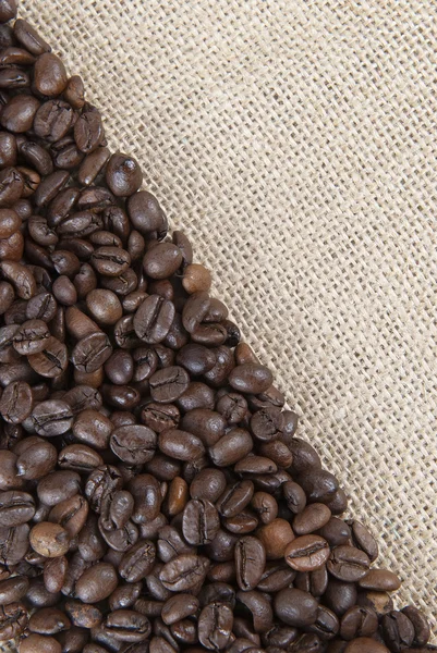 麻布背景与咖啡豆. — 图库照片