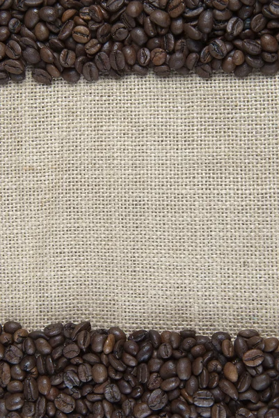 Säckväv bakgrund med kaffebönor. — Stockfoto