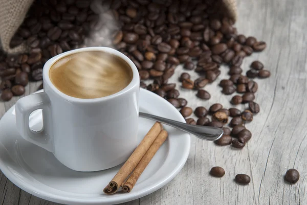 Heißer Kaffee mit Zimt. — Stockfoto