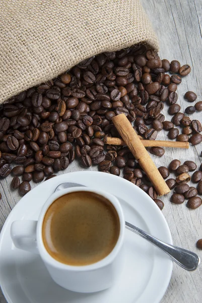 Káva a kávové boby. — Stock fotografie
