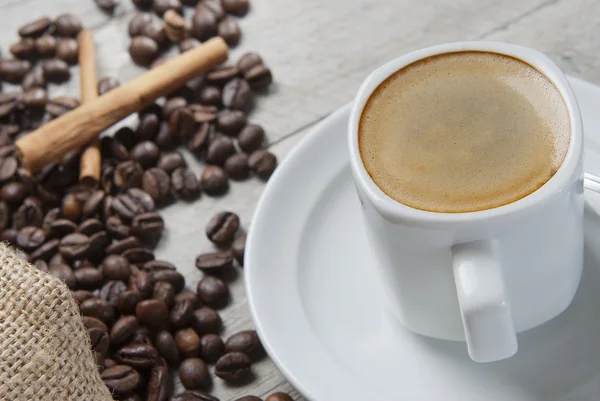 Stilleven met koffie en kaneel. — Stockfoto