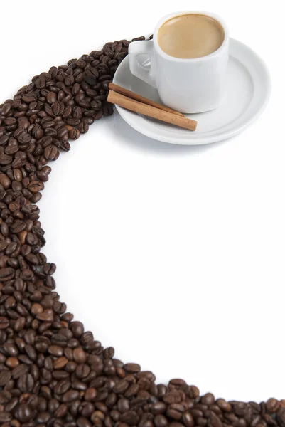 Kaffe bönor och espresso över vita. — Stockfoto