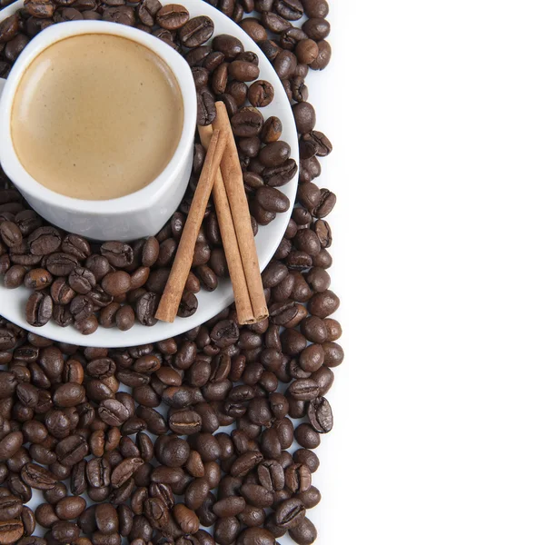 Tasse Kaffee und Kopierraum. — Stockfoto