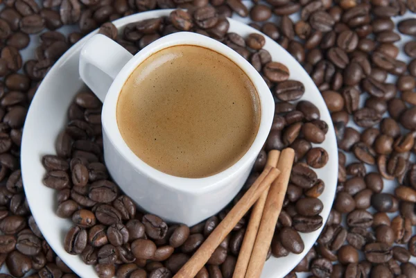 Espresso över kaffe bönor. — Stockfoto
