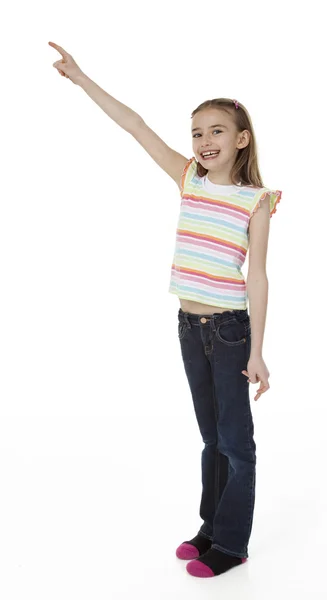 Söt liten flicka pekar uppåt — Stockfoto