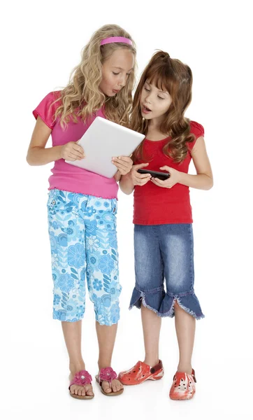 两个小女孩与平板电脑设备 — 图库照片