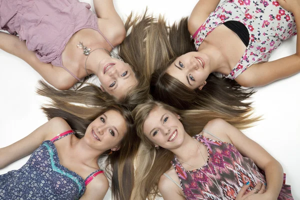 Cztery nastolatki dziewczyny — Zdjęcie stockowe