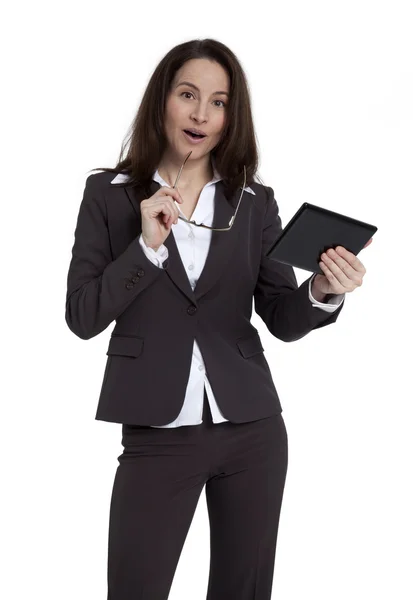 Affärskvinna håller tablett enhet — Stockfoto