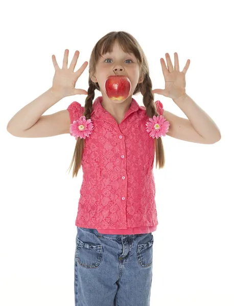 Kleines Mädchen mit Apfel — Stockfoto