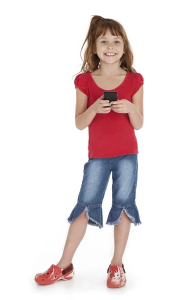 Malá dívka držení smartphone — Stock fotografie